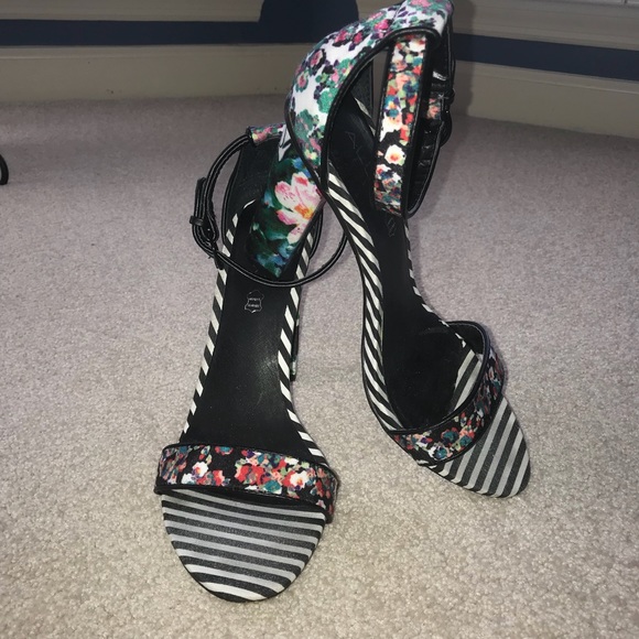 Strappy heels - Picture 3 of 5